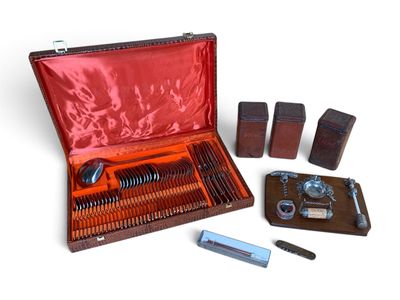 un étui en cuir contenant un ensemble d'outils