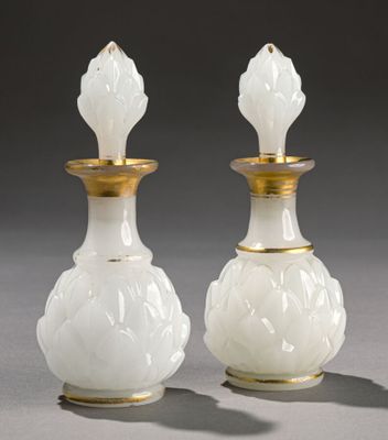 paire de vases en verre blanc aux bords dorés sur fond gris