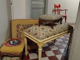 un canapé, un fauteuil, un pouf et une table dans un couloir