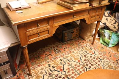 Bureau plat en bois naturel, plateau foncé d'un cuir marron … - Photo 1