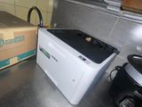 un grille-pain et une boîte posés sur un plan de travail dans une cuisine