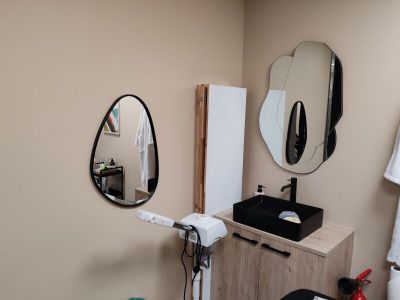 une salle de bain avec un lavabo, un miroir et des toilettes