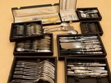tout un assortiment d'argenterie dans une boîte
