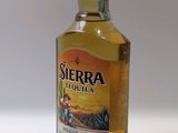 une bouteille d'alcool posée sur une table