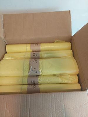 des boîtes en plastique jaune sont empilées les unes sur les autres
