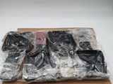 plusieurs morceaux de plastique sont emballés dans du plastique sur une planche à découper