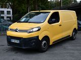 une camionnette jaune garée dans un parking