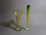 deux vases posés l'un à côté de l'autre sur une table