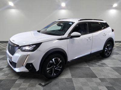 le 4x4 blanc est garé sur un carrelage à carreaux