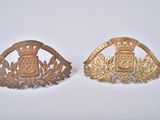 paire de broches en laiton représentant les armoiries d'une famille royale