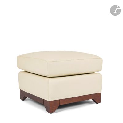 un gros plan d'un pouf blanc sur fond blanc