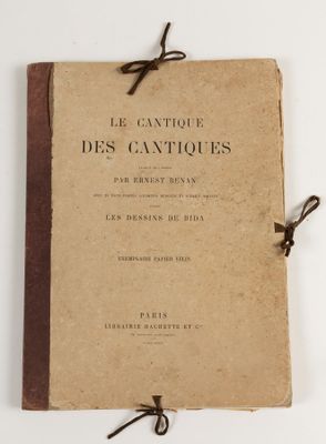 un vieux livre à la couverture brune posé sur une table