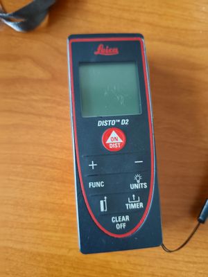une télécommande posée sur une table à côté d'une paire de ciseaux