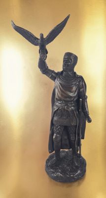 une statue représentant un homme tenant un oiseau dans la main