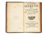 un livre ouvert sur lequel figure l'image en noir et blanc d'une plante