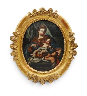 un tableau ovale représentant une femme tenant un enfant dans ses bras, dans un cadre doré