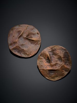 deux morceaux de bois sont posés sur une surface noire