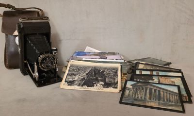 un sac en papier brun et quelques vieilles photos posées sur une table