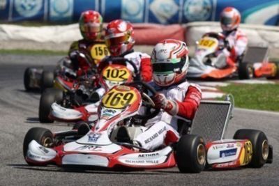 plusieurs personnes participant à une course de karting sur un circuit
