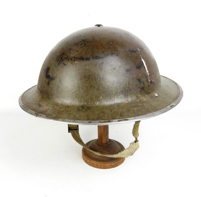 une image représentant un casque posé sur un socle en bois, sur fond blanc