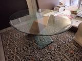 une table en verre avec un plateau en verre posée sur un tapis