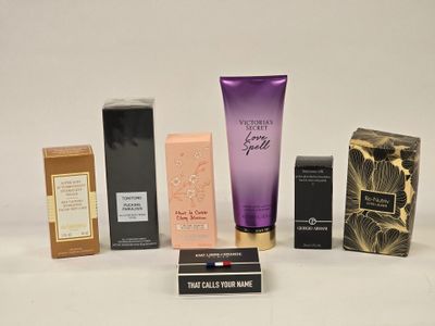 de nombreux parfums différents sur une surface blanche