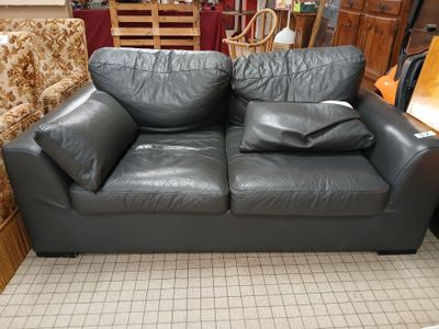 VENTE VOLONTAIRE Un canapé deux places, façon cuir, gris ant…