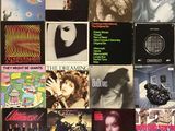 plusieurs pochettes d'album différentes sur le mur d'une pièce