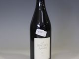 une bouteille de vin posée sur une table, avec une étiquette dessus