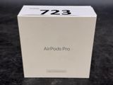 une boîte d'AirPods Pro d'Apple posée sur une table, le couvercle ouvert