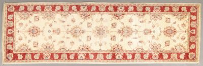 un tapis rouge et blanc avec un motif