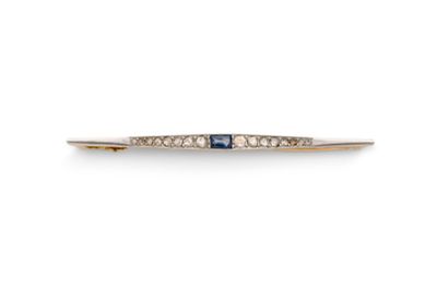 une broche en forme de barre, sertie de saphirs et de diamants