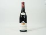 une bouteille de vin posée sur une table
