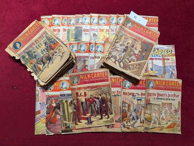 un grand nombre de livres posés sur une table