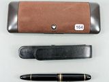 un stylo et un étui posés sur une table