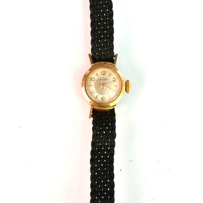 une montre attachée à un cordon noir