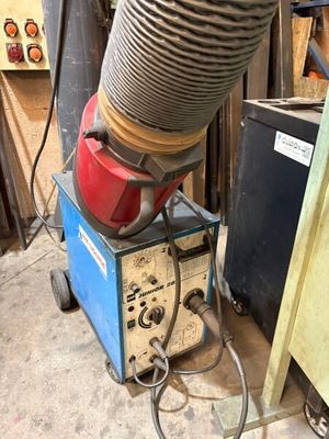 une machine posée sur une table