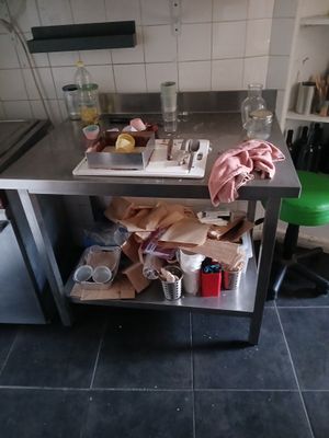 une photo d'une cuisine avec un îlot en inox