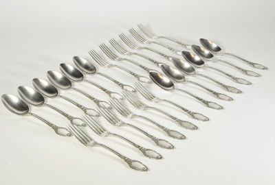 beaucoup de cuillères et de fourchettes sur la table