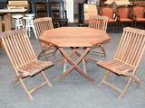 une table et quatre chaises dans une pièce avec une cheminée