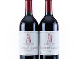 deux bouteilles de vin rouge posées l'une à côté de l'autre sur une surface blanche
