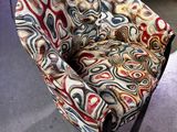 une chaise recouverte d'un tissu coloré