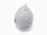 une image représentant un sac en plastique transparent sur lequel figure un point bleu