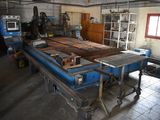 une image d'une usine avec un tapis roulant au milieu de la pièce