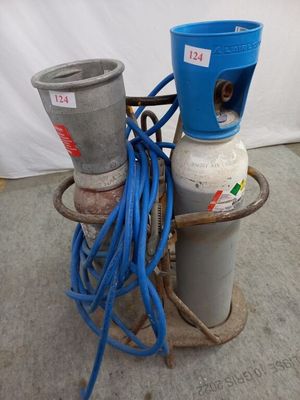 une photo d'un détendeur de propane auquel est raccordé un tuyau bleu