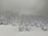 un grand nombre de verres alignés sur la table
