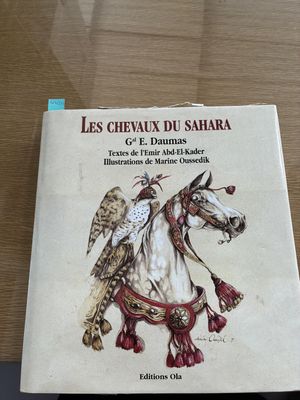 un livre sur lequel figurent un cheval et un oiseau