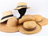 plusieurs chapeaux sont empilés sur une surface blanche