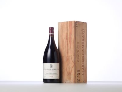 la bouteille de vin rouge se trouve à côté d'une caisse en bois