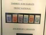 une collection de timbres exposée dans une vitrine